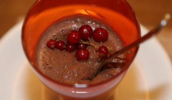 шоколадный мусс с красной смородиной