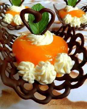 Шоколадные лодочки с манговым муссом и взбитыми сливками