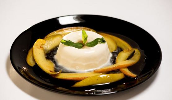 панна-котта с манго фламбе