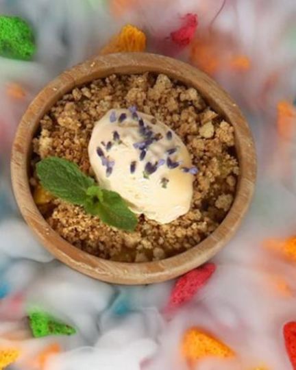 Рецепт панны-котты с персиками, миндальным крамблом и мороженым