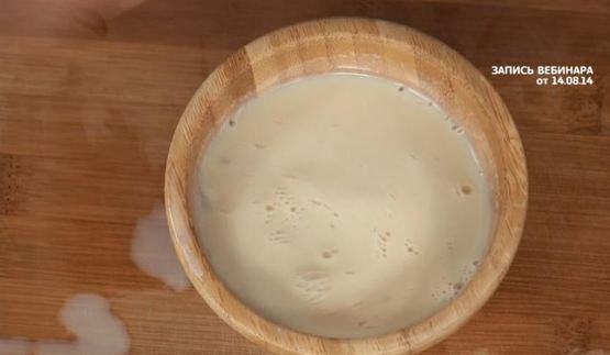 панна-котта с персиками, миндальным крамблом и мороженым