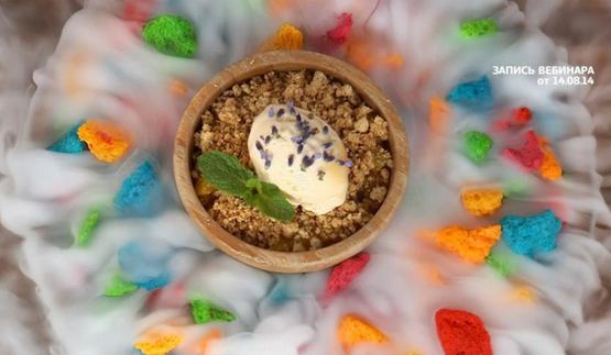 панна-котта с персиками, миндальным крамблом и мороженым