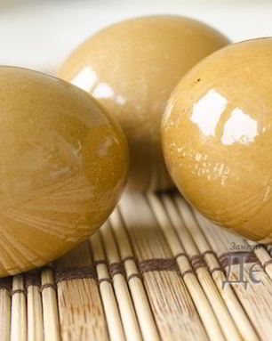 Красим пасхальные яйца в оранжево-коричневый цвет соком свеклы