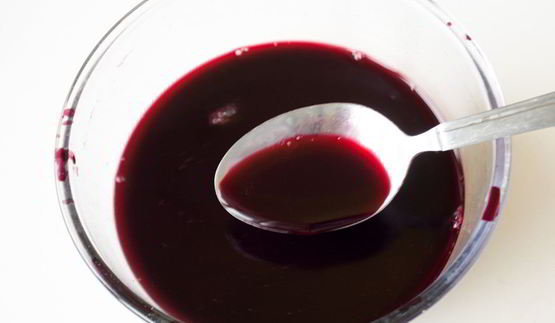 красим пасхальные яйца в оранжево-коричневый цвет соком свеклы