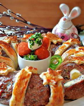 Пасхальное мясное кольцо с перепелиными яйцами по-польски