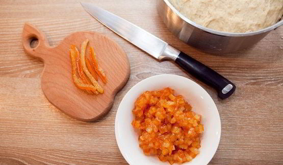 сливочный кулич с апельсиновыми цукатами