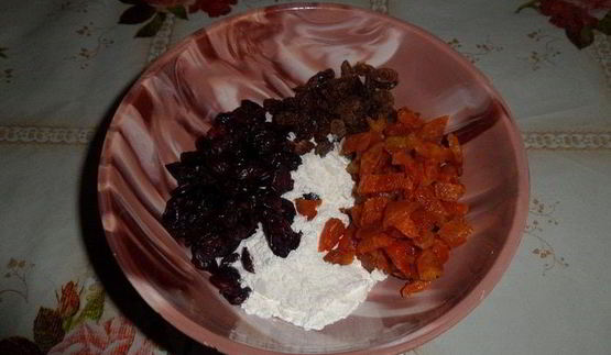ванильный кулич с сухофруктами