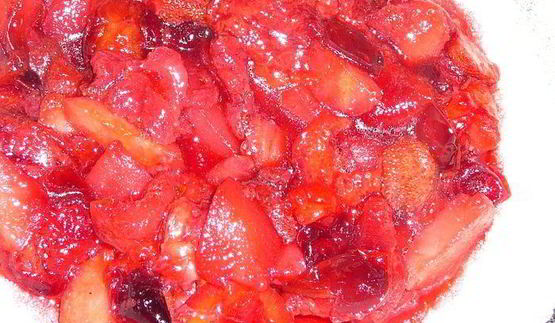 пудинг евы из садовых фруктов со сливками