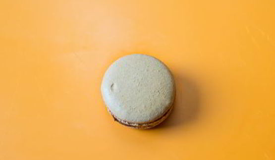 шоколадные макарон с ромовым ганашем