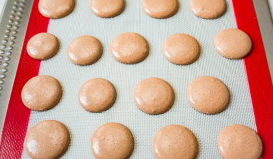 шоколадные макарон с ромовым ганашем