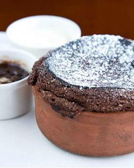 Рецепт шоколадного суфле с белым шоколадным кремом
