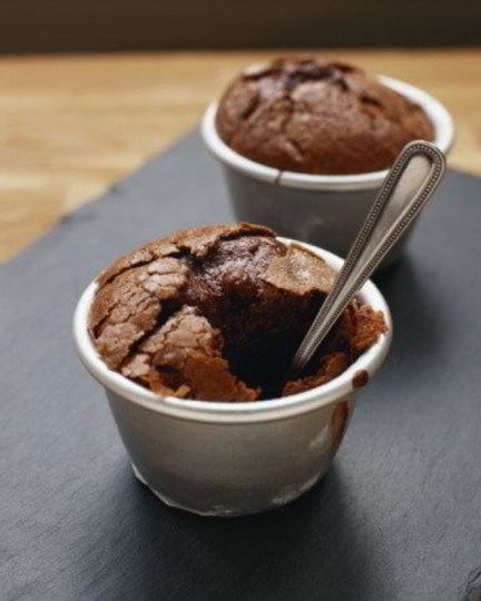Рецепт теплого шоколадного суфле с фисташковым мороженым