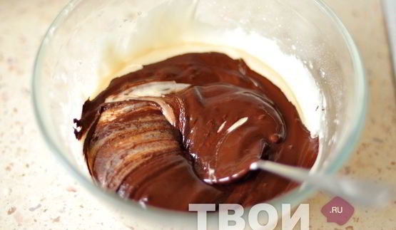 торт-суфле с клубникой и бананами