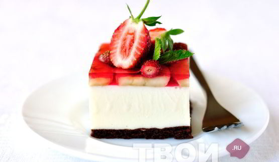 торт-суфле с клубникой и бананами