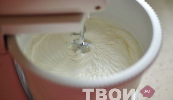 торт-суфле с клубникой и бананами