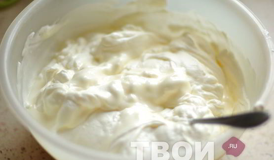 торт-суфле с клубникой и бананами