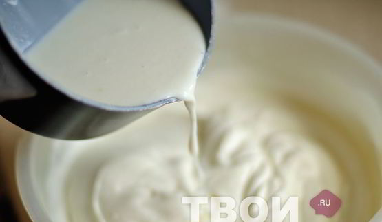 торт-суфле с клубникой и бананами