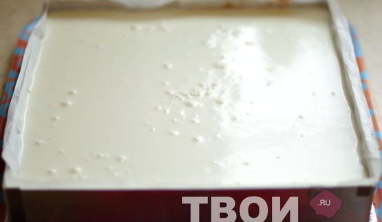 торт-суфле с клубникой и бананами