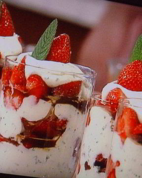 Базиликовый тирамису с клубникой