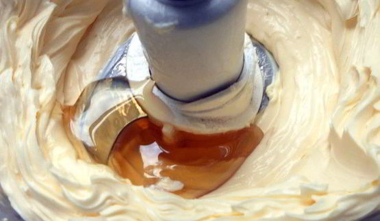 медовый тирамису с лепестками роз