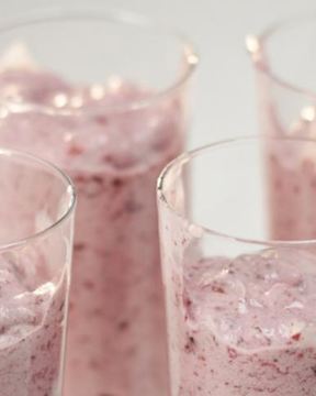 Воздушный десерт с ежевикой