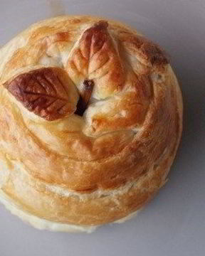 Запеченное яблоко в слоеном тесте
