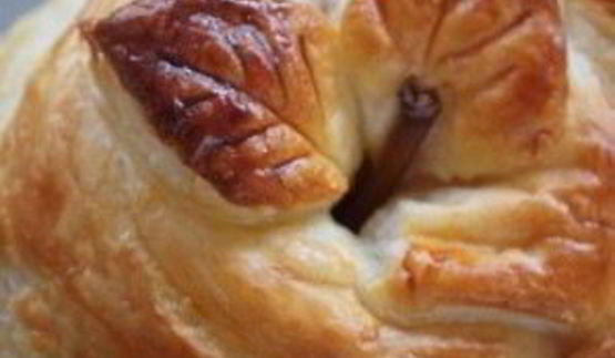 запеченное яблоко в слоеном тесте