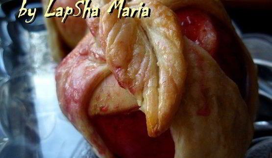 запеченные в тесте яблоки с ягодной начинкой