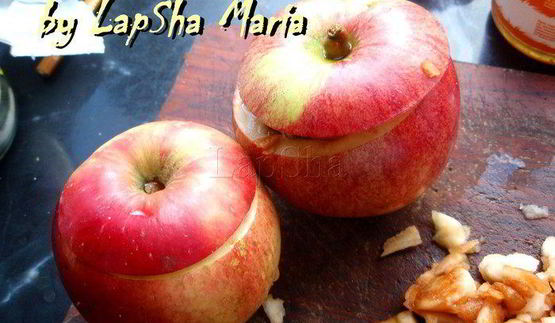 запеченные в тесте яблоки с ягодной начинкой