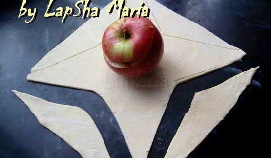 запеченные в тесте яблоки с ягодной начинкой