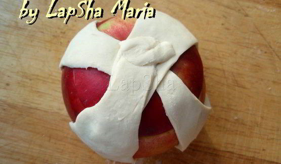 запеченные в тесте яблоки с ягодной начинкой