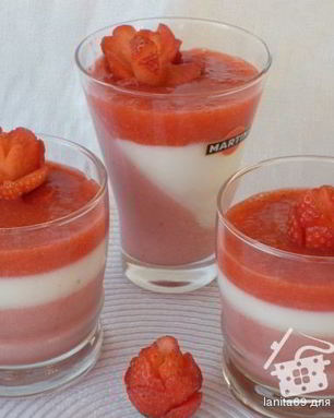 Желе на кокосовом молоке с клубникой