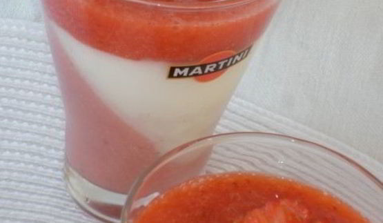 желе на кокосовом молоке с клубникой