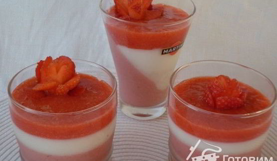 желе на кокосовом молоке с клубникой