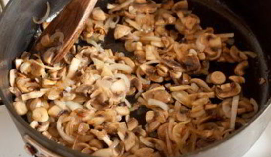 драники с грудинкой и грибами в горшочке