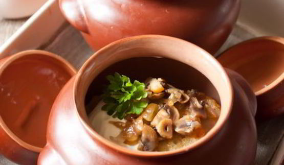 драники с грудинкой и грибами в горшочке