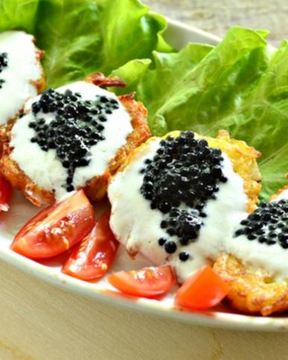 Драники с йогуртом и черной икрой