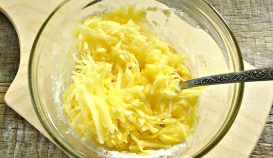 драники с йогуртом и черной икрой