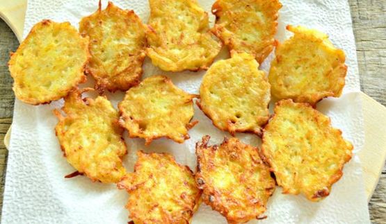 драники с йогуртом и черной икрой