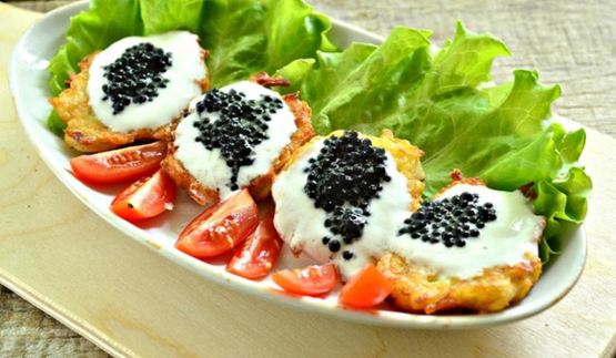 драники с йогуртом и черной икрой