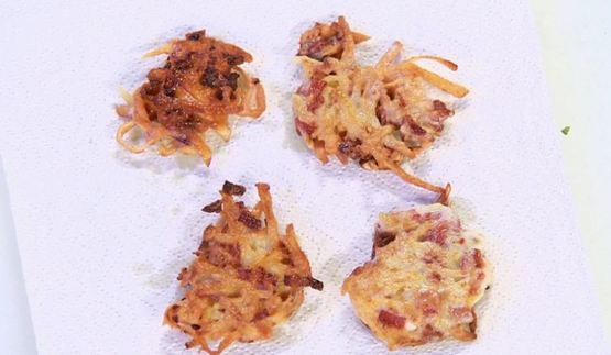 драники с колбасой и сырной пастой