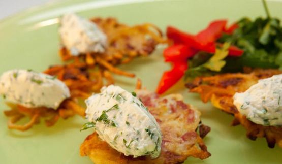 драники с колбасой и сырной пастой