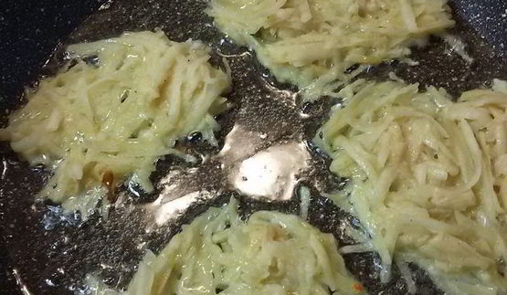 драники, запеченные с грибами и мясом под сырным соусом