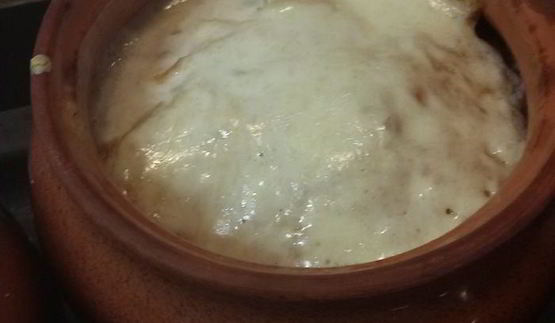 драники, запеченные с грибами и мясом под сырным соусом