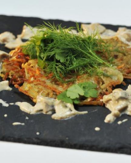 Рецепт картофельно-морковных драники с грибным соусом