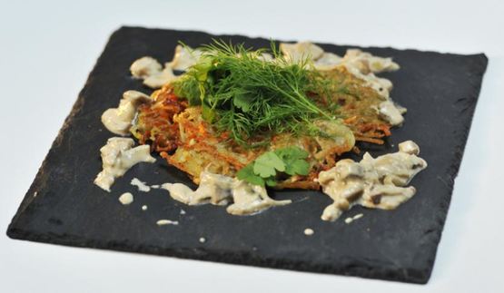 картофельно-морковные драники с грибным соусом