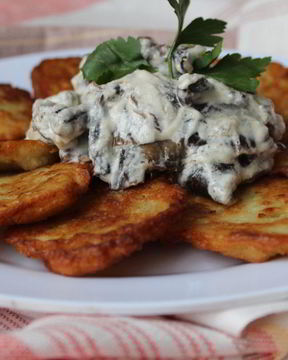 Картофельные драники с грибным соусом