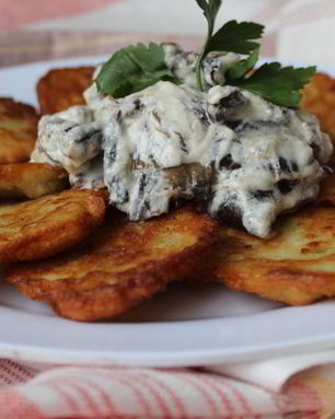 Картофельные драники с грибным соусом