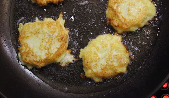 картофельные драники с грибным соусом