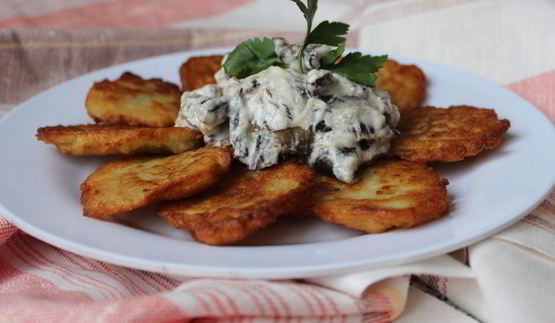 картофельные драники с грибным соусом
